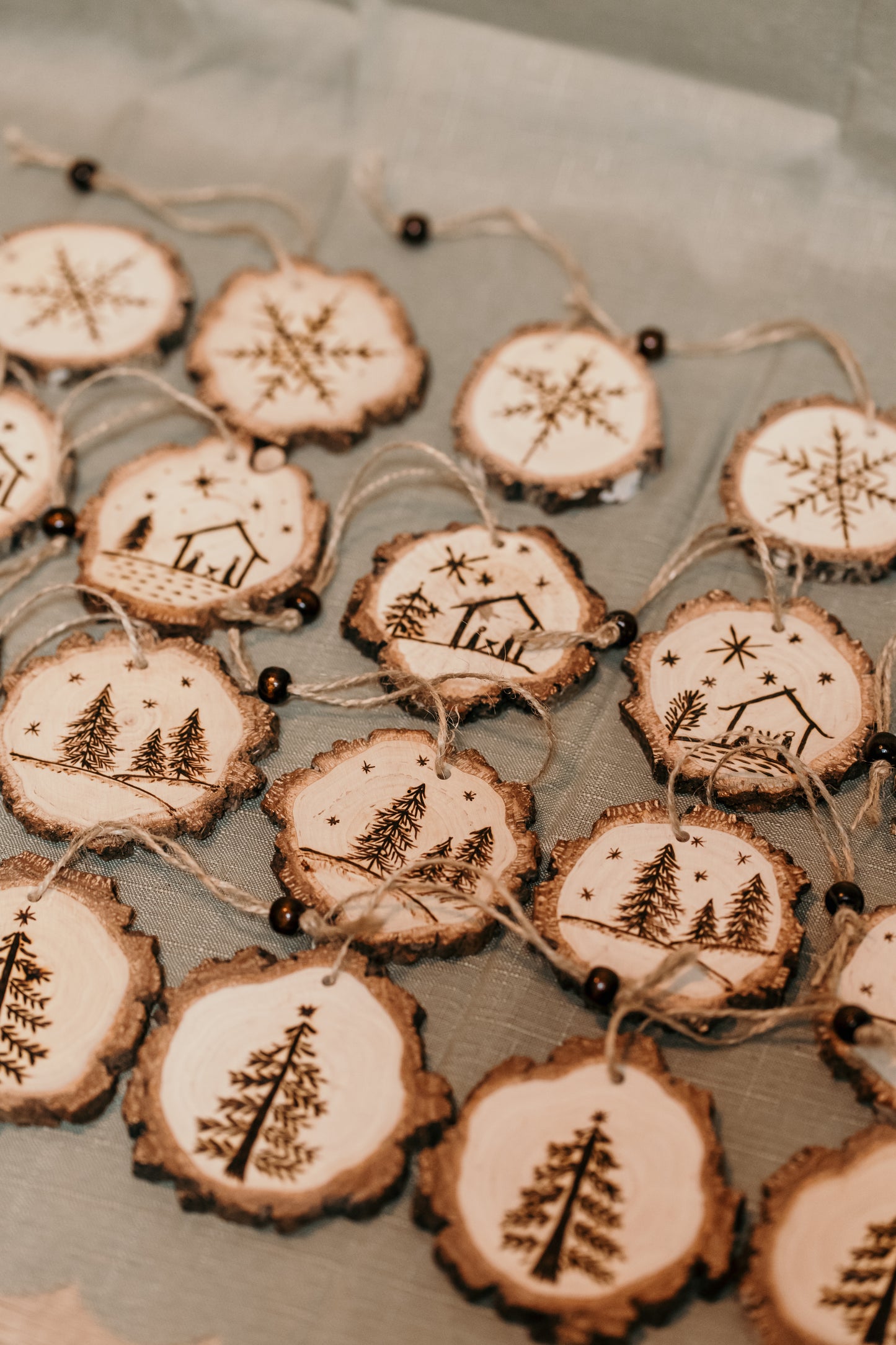 Kézzel gravírozott karácsonyfadísz, hópehely mintával