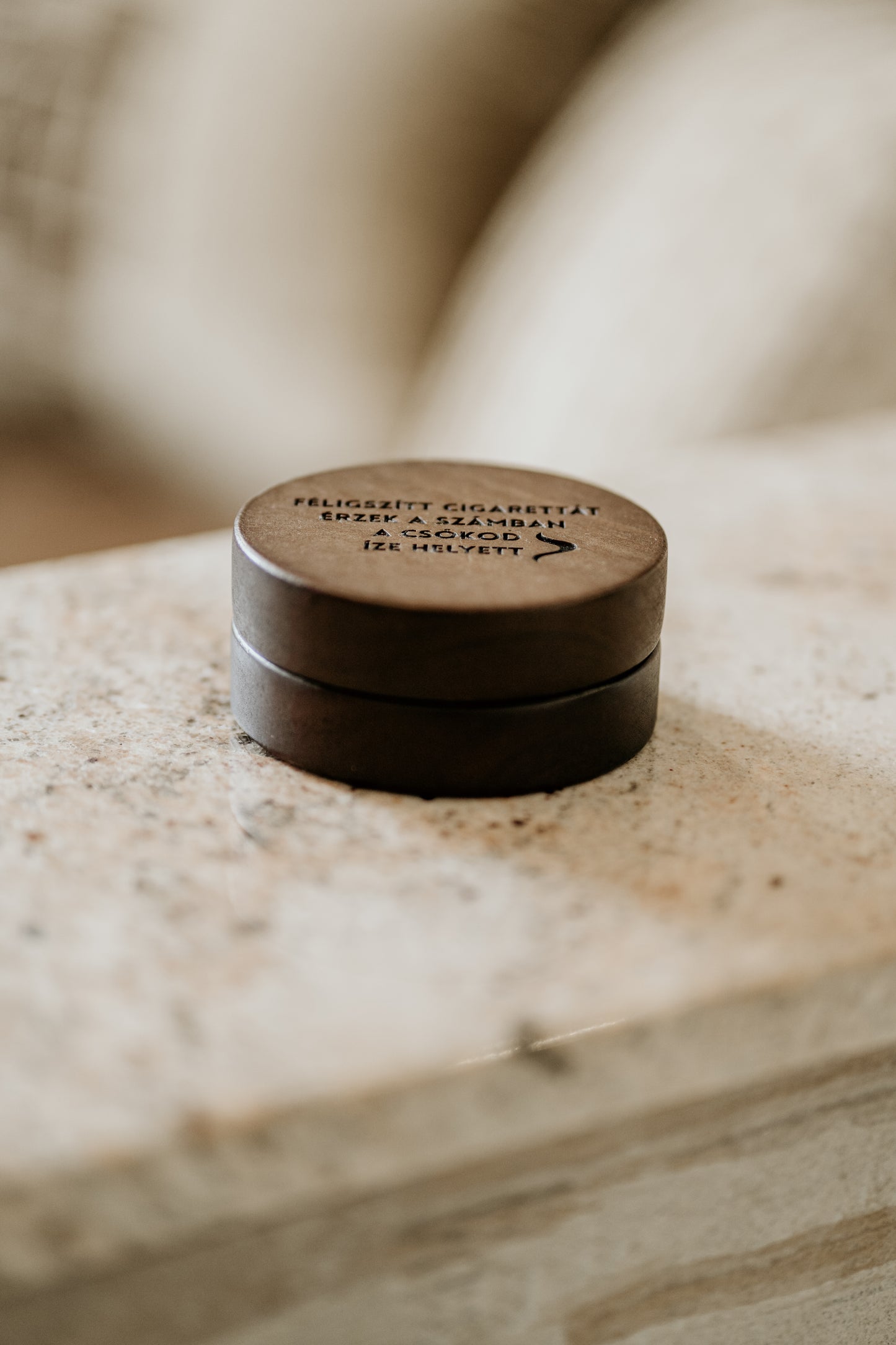 Radnóti verses fa tartó